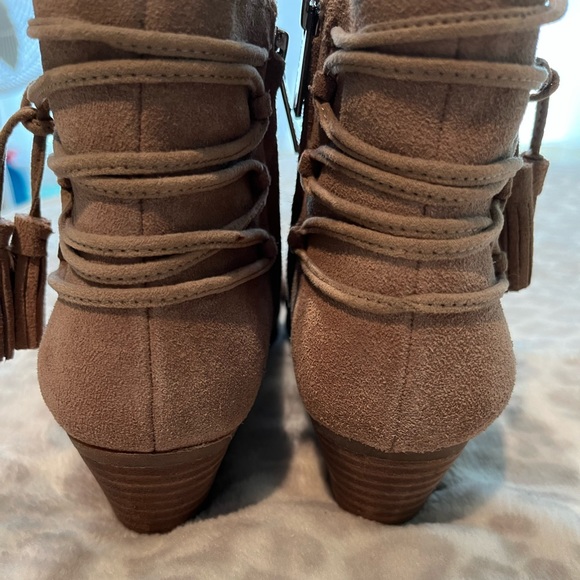 Tan Vince Camino booties size 8 - Picture 4 of 6